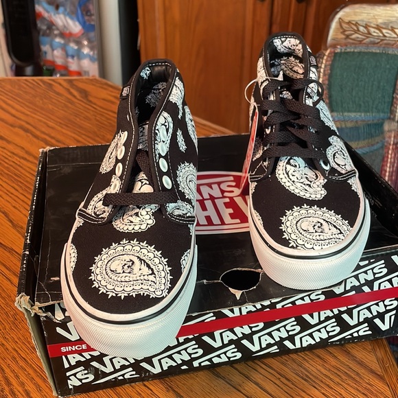 Vans Chukka Boot unisex in paisley skulls w 6.5, M 5 new with tags and box - Picture 3 of 14